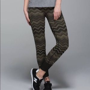 Lululemon Ebb to Street Black/faded green chevron